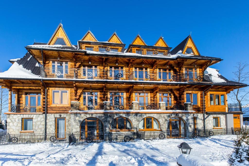布科维纳-塔钱斯卡Apartamenty na Leśnej的雪中的大型木屋