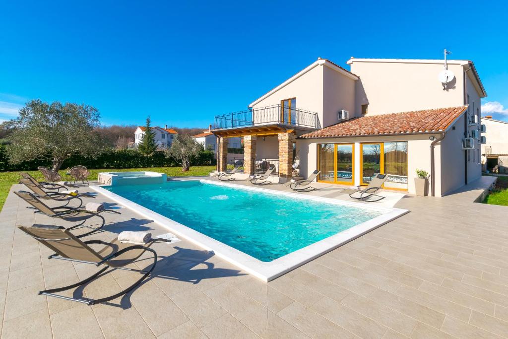 罗波里卡Relaxing pool villa Mattuzzi in Loborika的一座带游泳池和房子的别墅