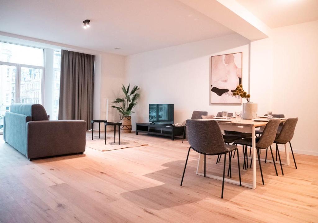 安特卫普Smartflats - Antwerp View的客厅设有餐桌和椅子
