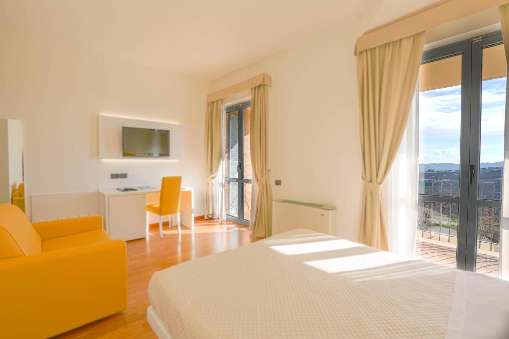 雷卡纳蒂Hotel Palazzo Bello的酒店客房设有一张床和一个阳台。