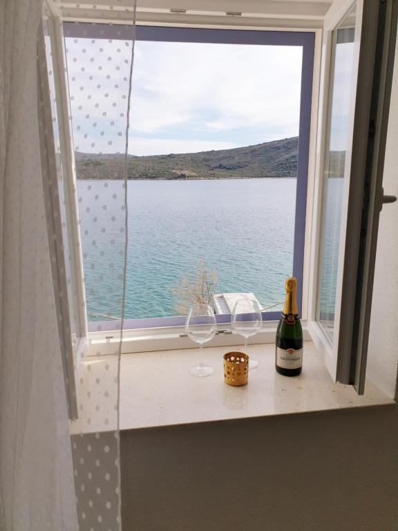 普利莫顿Rooms的窗户,带两杯酒和一瓶葡萄酒