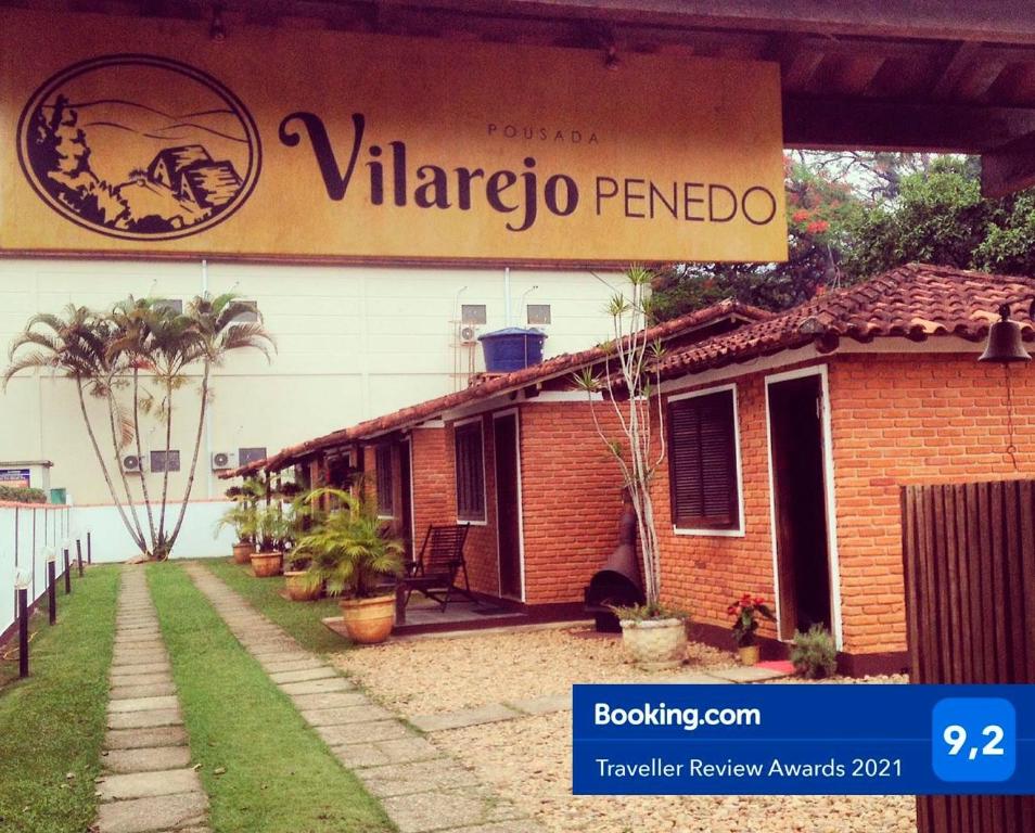 佩尼多Vilarejo Penedo Chalés的带有读取维拉戈贝尼多的标志的建筑
