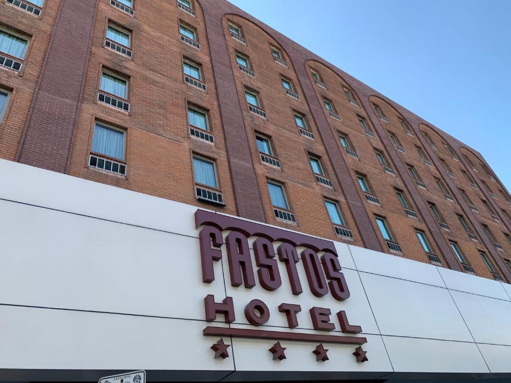 蒙特雷Fastos Hotel的砖楼前的酒店标志