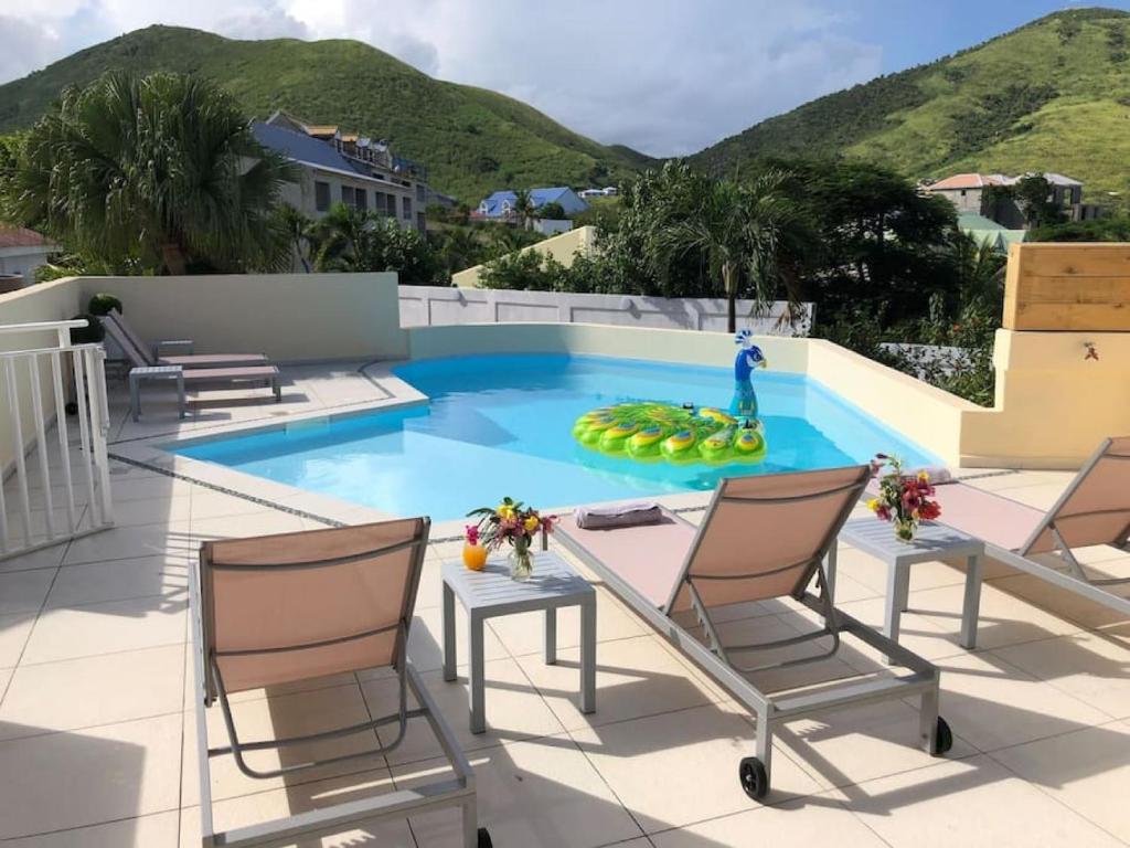 Cul de SacBeautiful suite S18, pool, sea view, next to paradise Pinel Island的屋顶上的游泳池