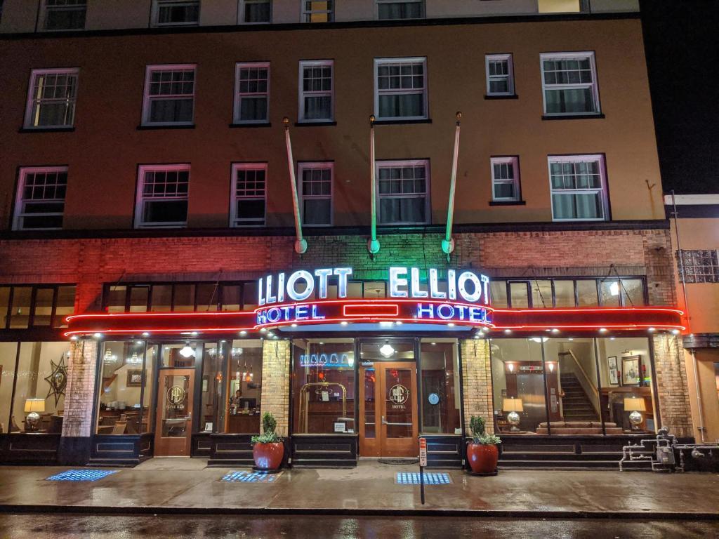 阿斯托里亚Hotel Elliott的楼前有 ⁇ 虹灯标志的酒店