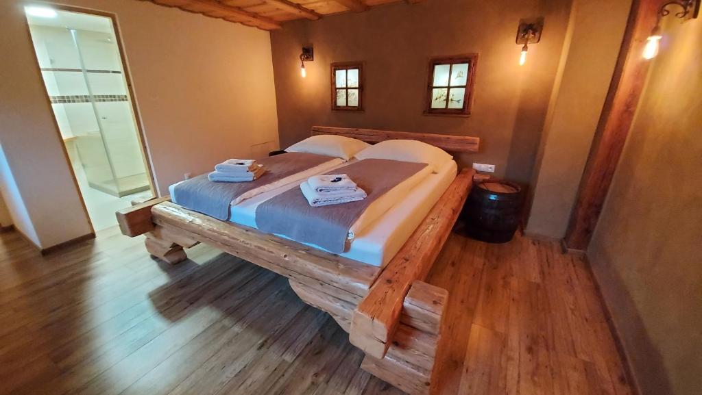 特伦钦Mária B的一间卧室配有一张大木床。