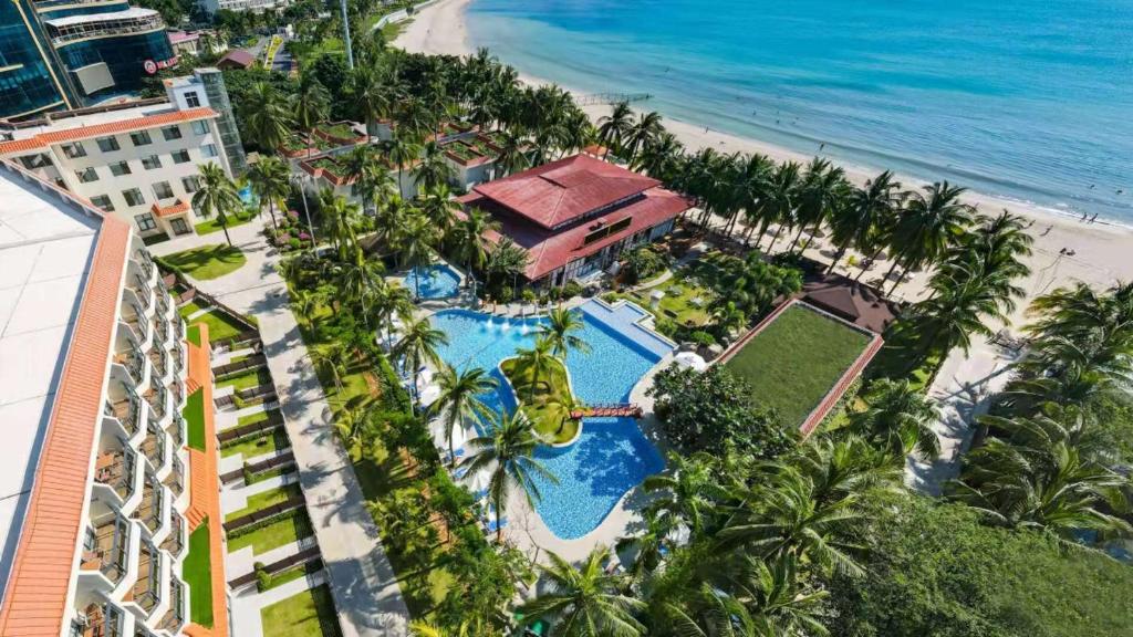 三亚三亚南中国大酒店的享有带游泳池和海滩的度假村的顶部景致