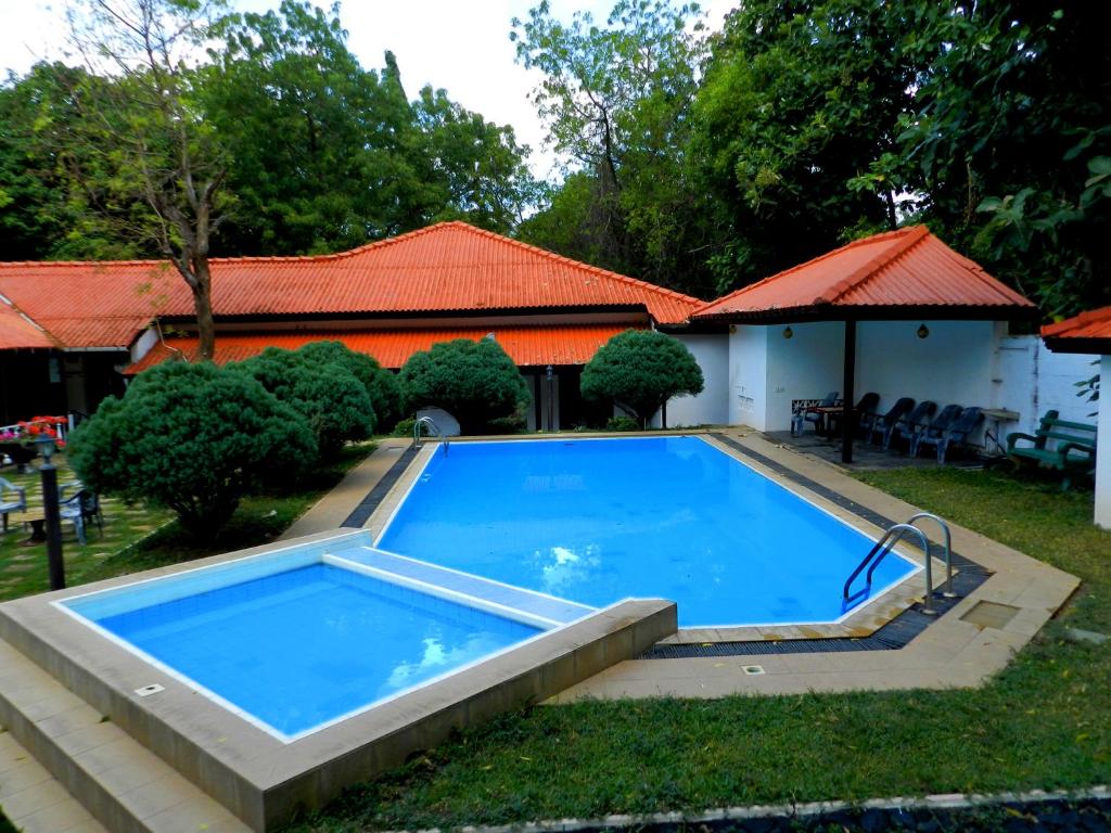 卡特勒格默贾亚辛格假日度假酒店的一座房子的院子内的游泳池