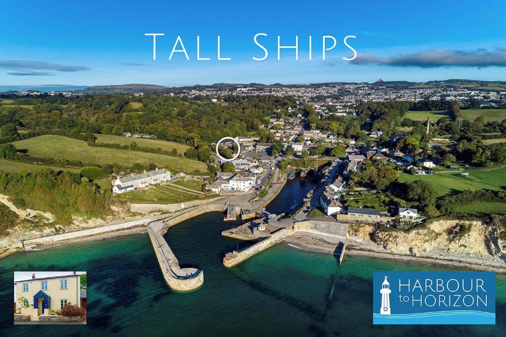 查尔斯敦Tall Ships, Charlestown - two ticks from the harbour的享有河流和城镇的空中景色