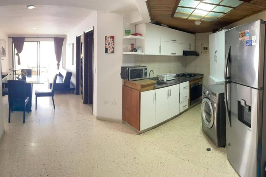 卡塔赫纳Oferta frente a la playa Cartagena . En, Sp, It.的厨房配有冰箱和洗衣机。