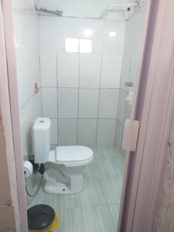 甘博阿Casa em Gamboa的一间位于客房内的白色卫生间的浴室