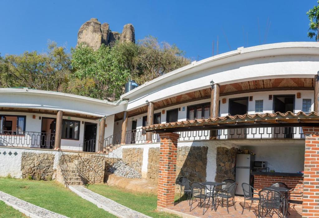 迪坡斯特兰Hostal Maria Tepozteca的房屋设有带桌椅的庭院