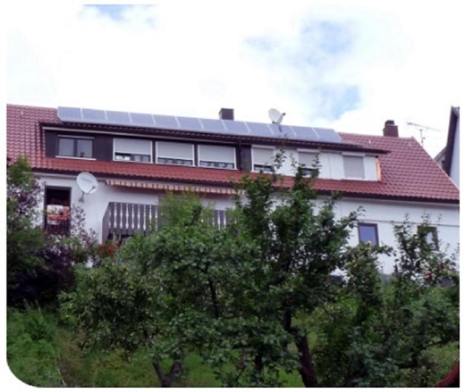 格平根麦克公寓的顶部设有太阳能电池板的房子