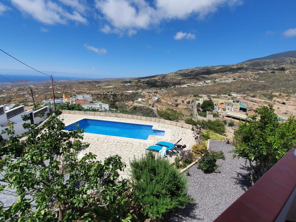 FasniaCasa Rural La Sombrera的山景游泳池
