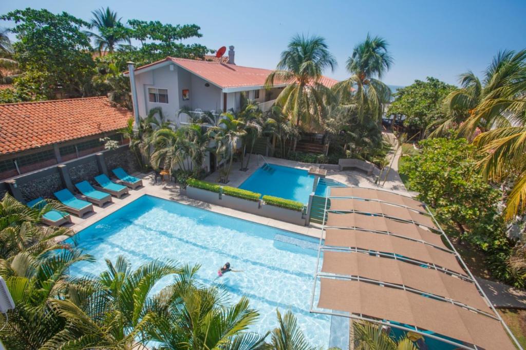 拉利伯塔德Hotel Roca Sunzal的享有带游泳池和棕榈树的别墅的空中景致