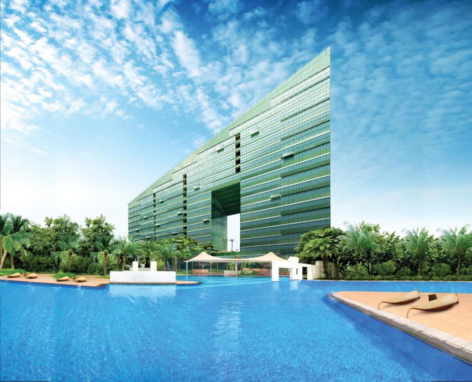 新加坡远东酒店集团乌节园公寓的大楼前的游泳池