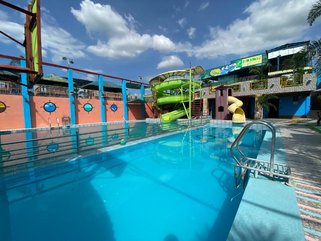 San NarcisoRedDoorz Plus @ Lhexlyn Resort San Narciso的一个带水滑梯的大型游泳池