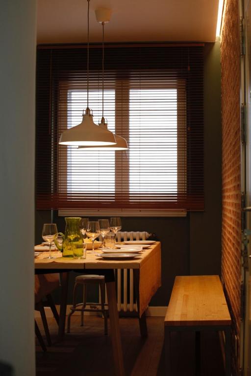阿维拉La Casa de Mozo的一间带桌子和窗户的用餐室