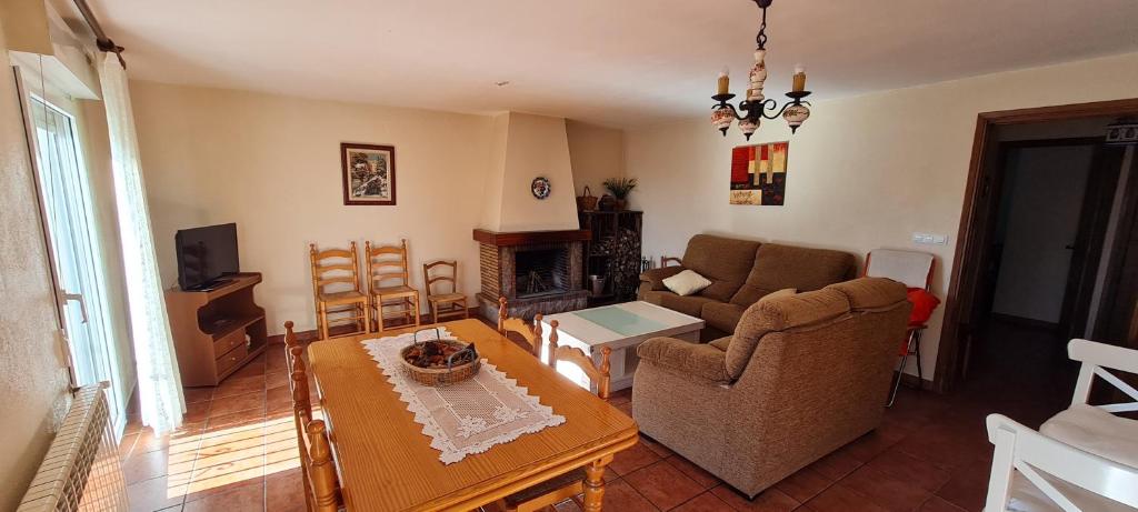 Ares del MaestreApartamento Rural Coll d'Ares的客厅配有沙发和桌子