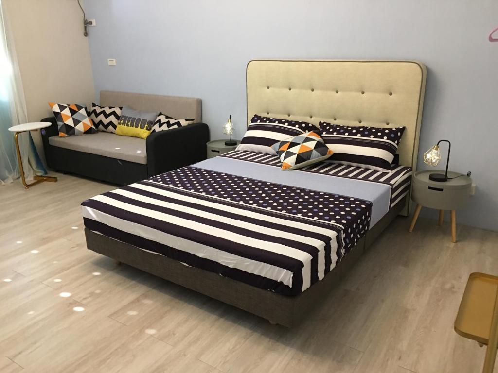 Chu-nan-ts'unㄧ個背包客棧的一间卧室配有一张大床和一张沙发