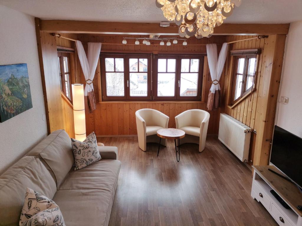 巴德米滕多夫库尔姆乡村别墅的客厅配有沙发、椅子和电视