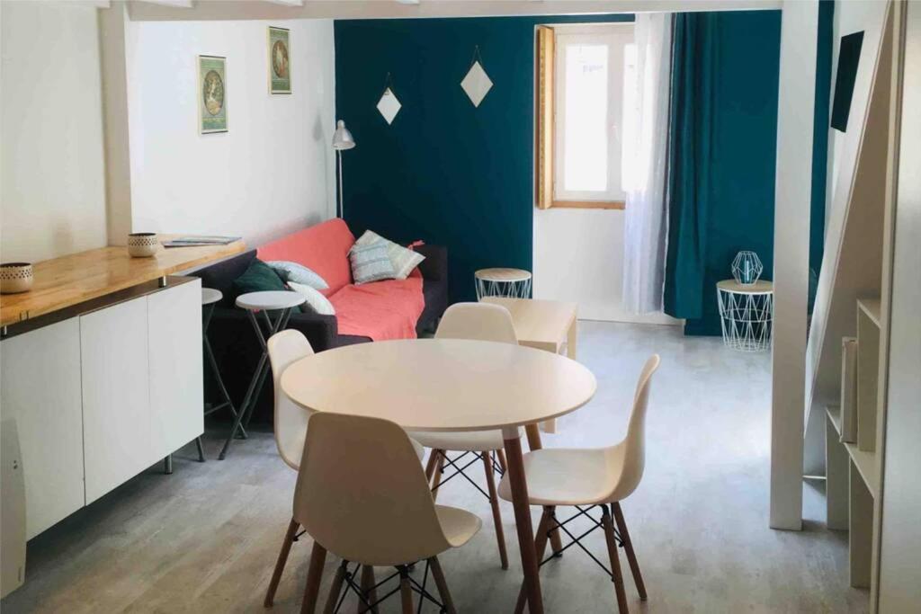 南特Cosy à Guist'hau的客厅配有桌子和红色沙发