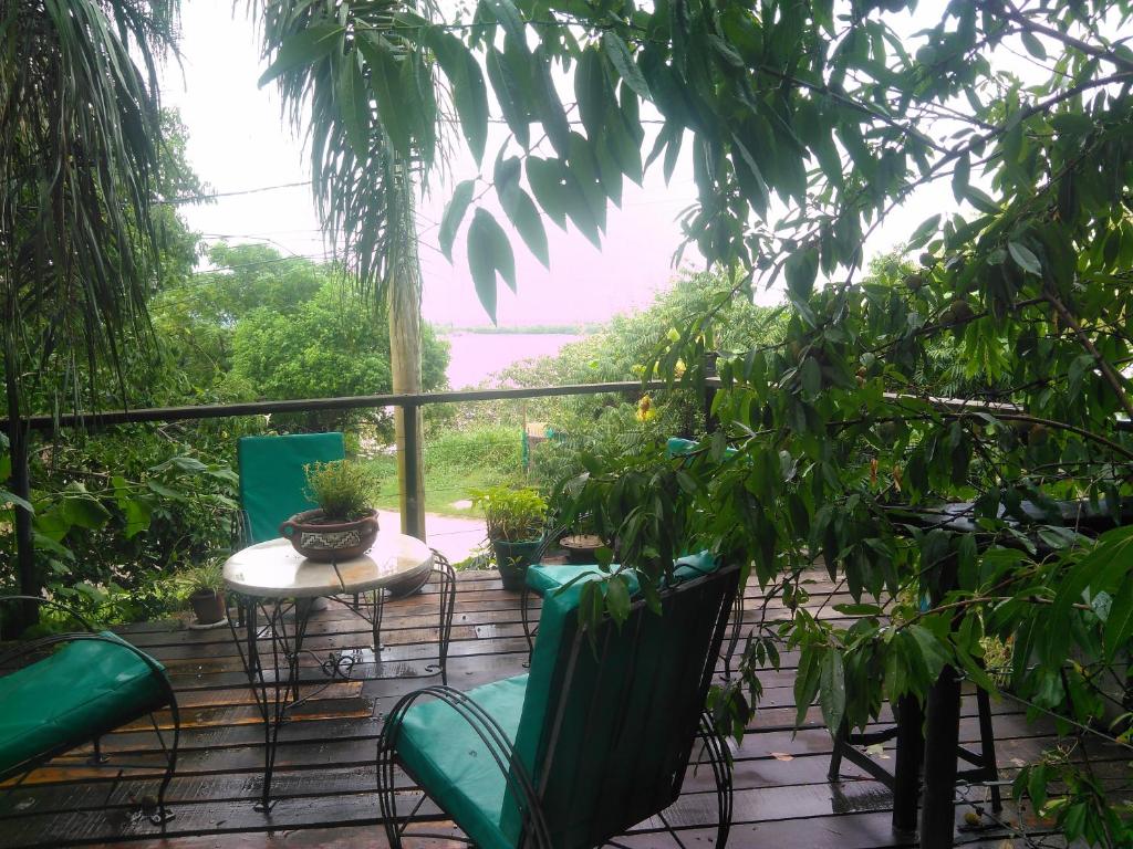 PaganiniBarranca del Paraná的庭院配有桌椅和树木