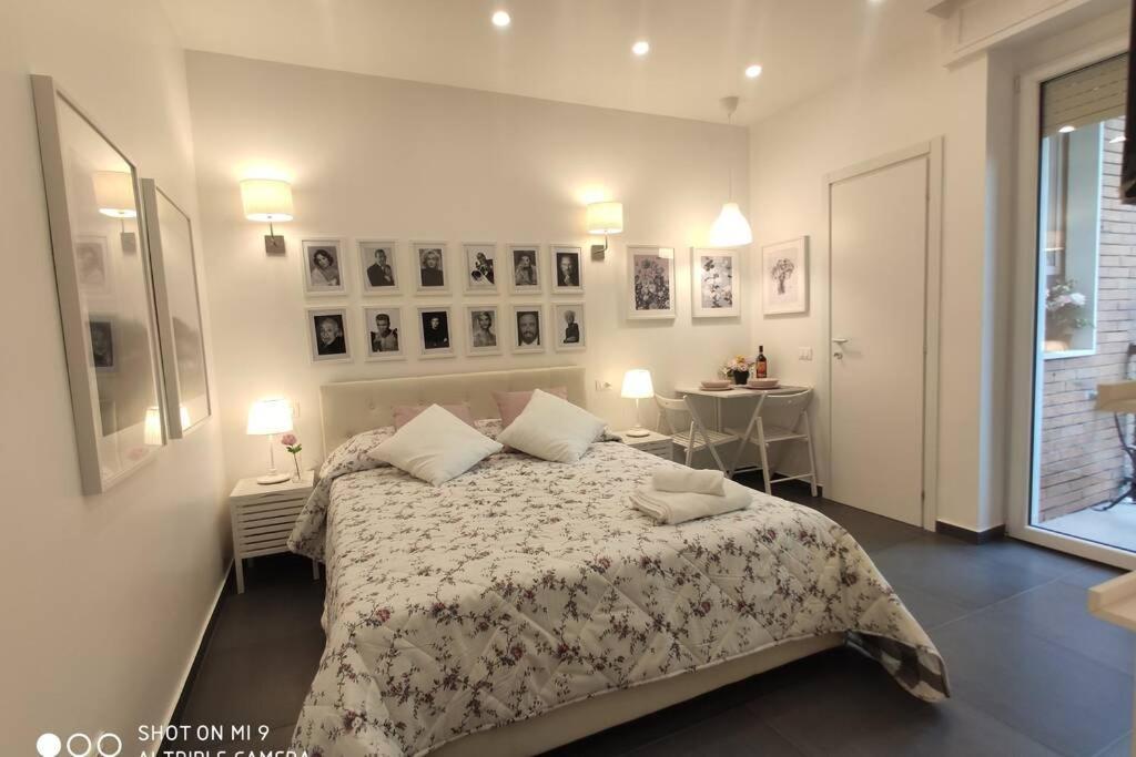 米兰Luxury House Love的一间卧室配有一张床、一张桌子和一个窗户。