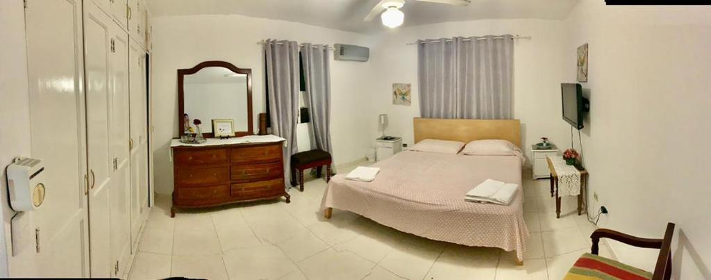 圣多明各Posada Dilia del Alba的一间卧室配有一张床、梳妆台和镜子