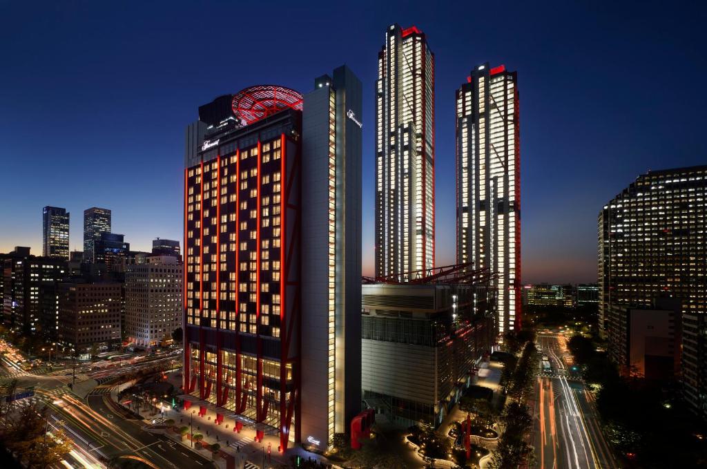 首尔Fairmont Ambassador Seoul的夜城两座高楼