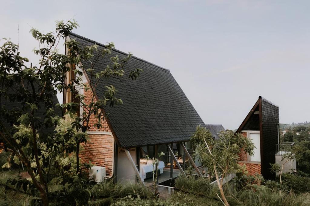 伦邦villa tibra的黑色屋顶砖屋