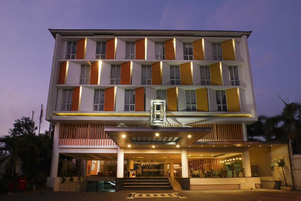 日惹Luxury Malioboro Hotel的一座大型建筑,前面设有楼梯