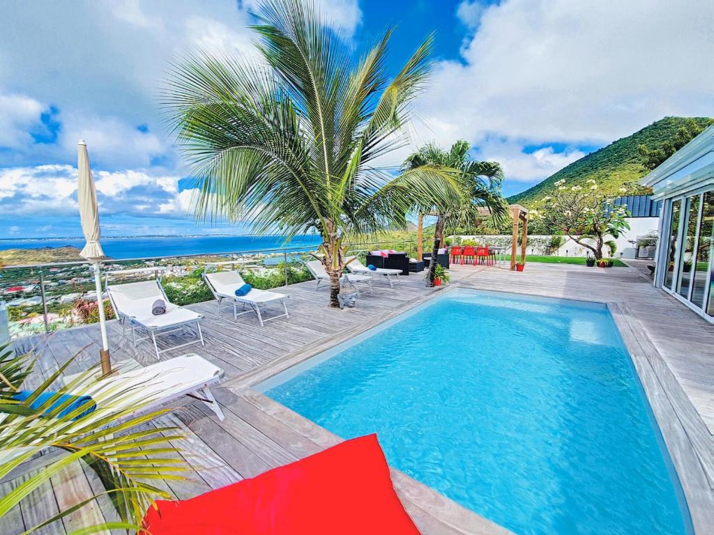 Friar's BayVilla SEA VIEW, 5 min from the beach, overlooking the caribbean sea, private pool的海景游泳池