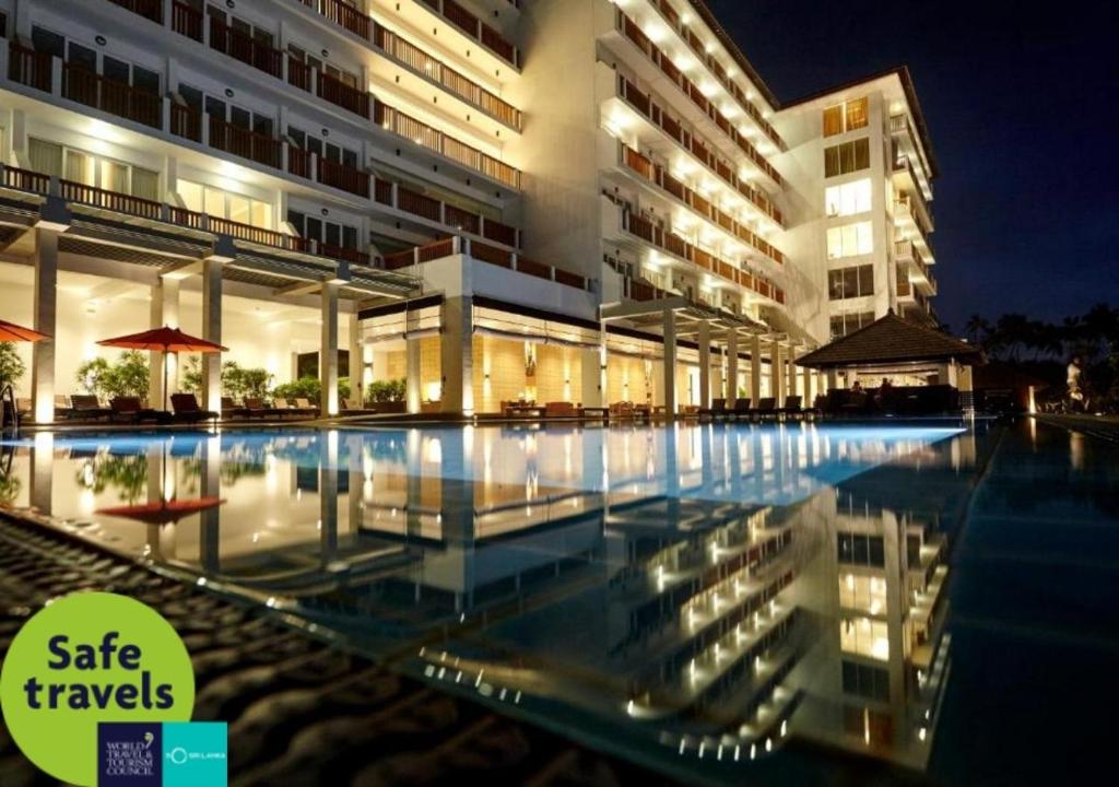 卡卢特勒Turyaa Kalutara的大楼前设有游泳池的酒店