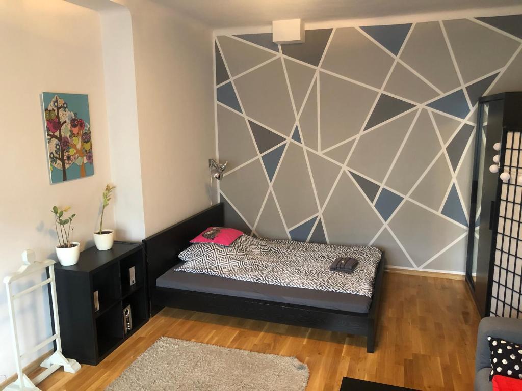 布达佩斯Dorothy apartment near Budapest City Park的客房设有蒲团床和墙壁。