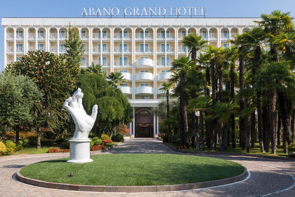 阿巴诺泰尔梅阿巴诺大酒店的一座雕像,位于岛上的宏伟酒店前