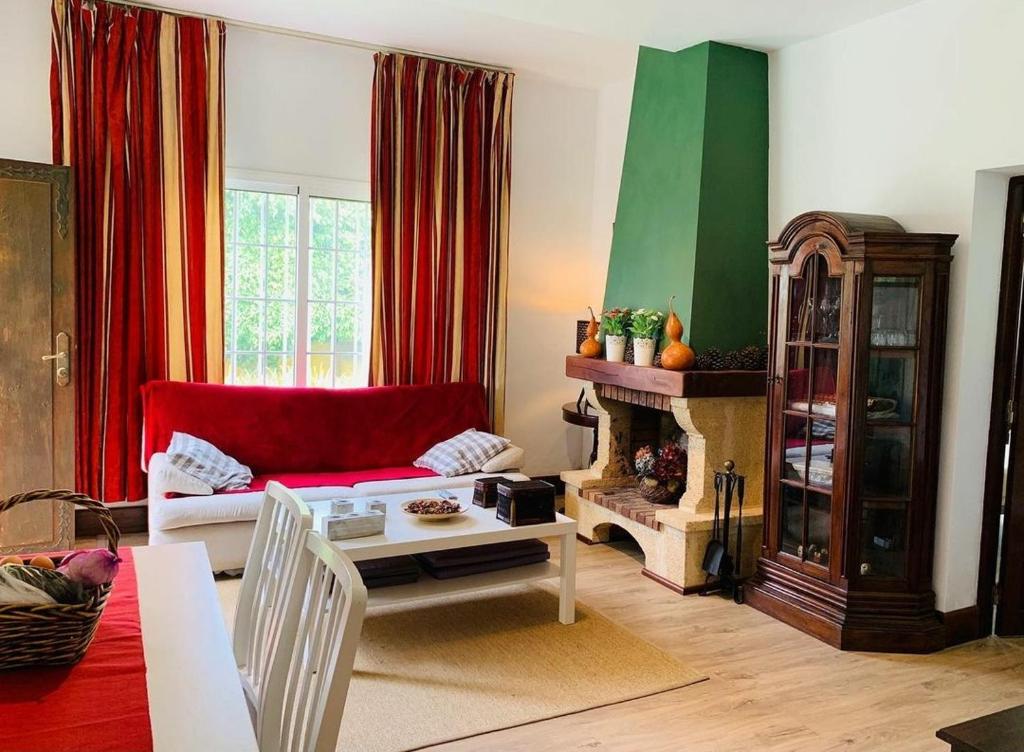 塔科龙特La Chimenea Verde的客厅设有红色的沙发和壁炉