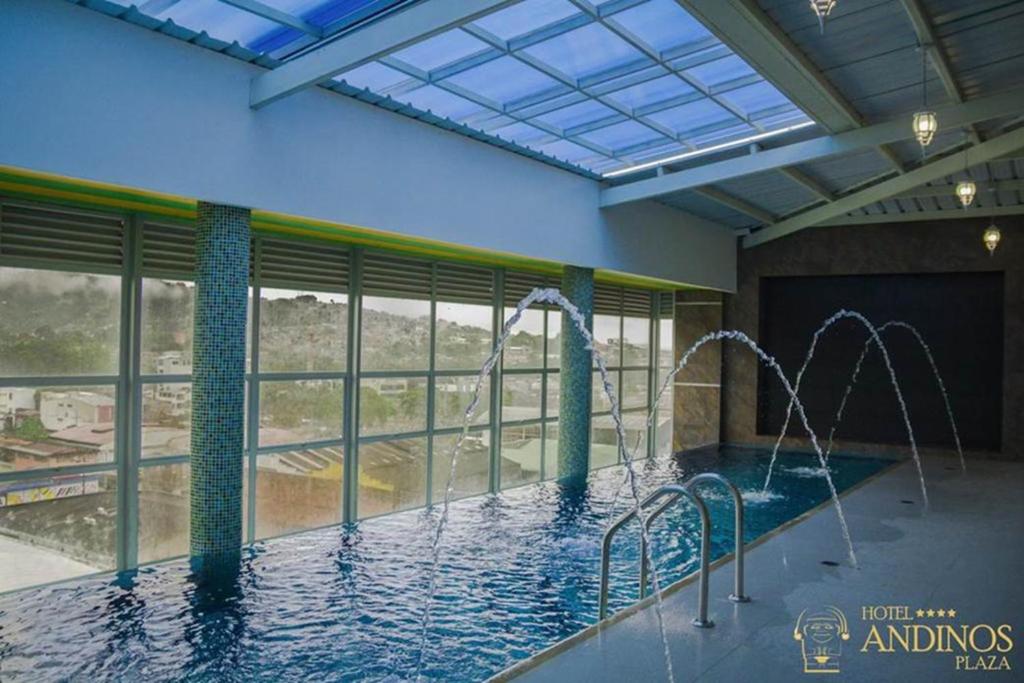 弗洛伦西亚Hotel Andinos Plaza Florencia的一个带两个喷水装置的大型游泳池