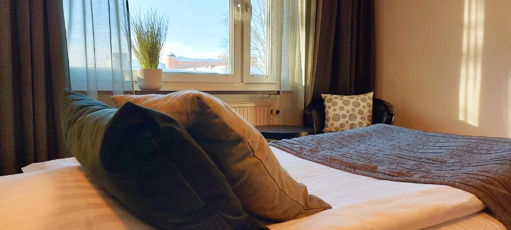 乌普萨拉Duvan Hotell & Konferens的一间卧室设有一张床和一个窗口