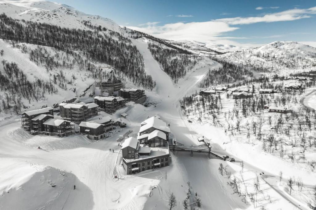 海姆瑟达尔Skigaarden的雪地中度假村的空中景观