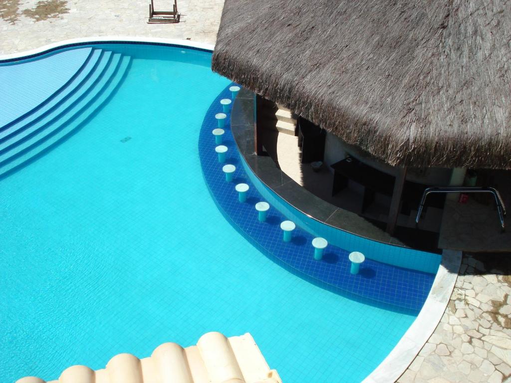 皮帕CostaSol Pipa Chalés的享有蓝色海水游泳池的顶部景致