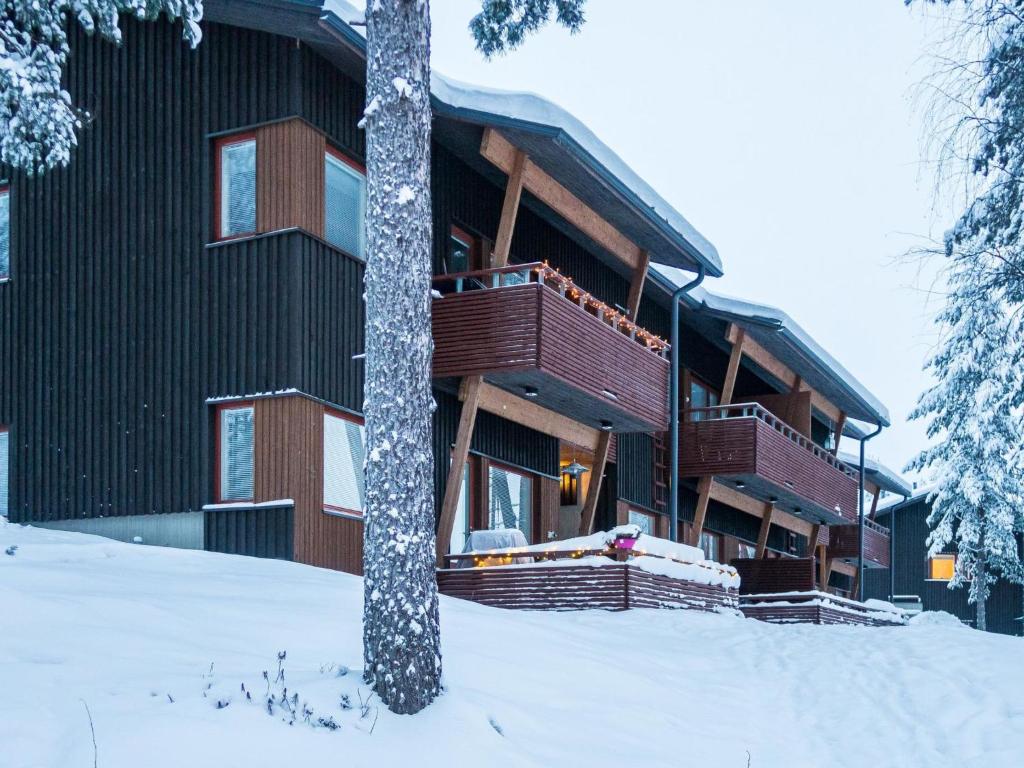 拉赫登佩拉Holiday Home Kerttu by Interhome的雪中一座大型木制建筑