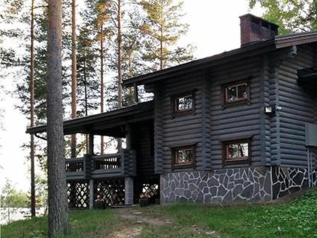 LuopioinenHoliday Home Rihka by Interhome的小木屋的一侧涂有涂鸦