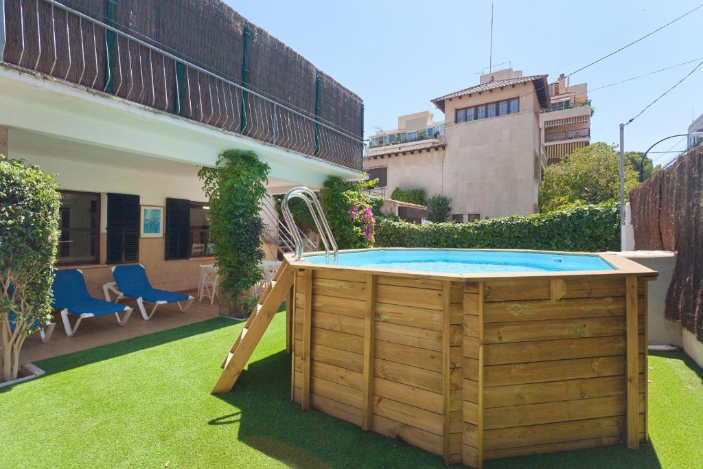 坎帕斯蒂利亚Villa Can Pastilla的一个带滑梯的庭院内的热水浴池