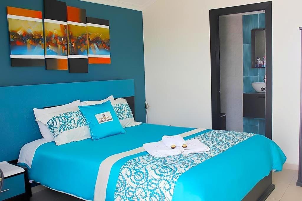 塔巴贝拉塔巴贝拉兰德酒店的蓝色的床,上面有一条毛巾