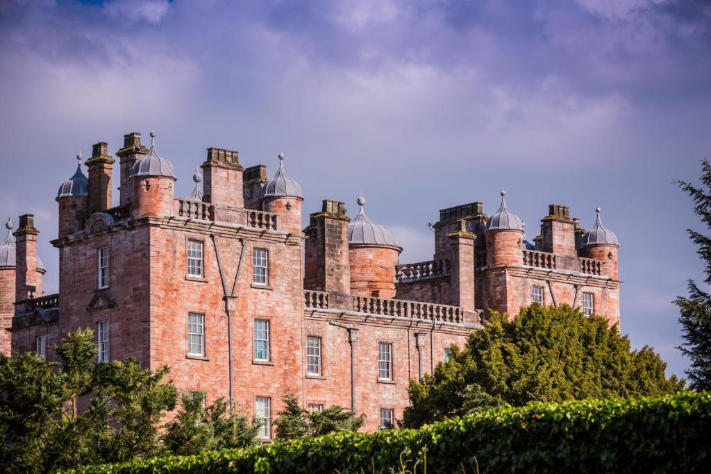 桑希尔Stableyard Studio: Drumlanrig Castle的一座古老的城堡,上面有许多烟 ⁇ 