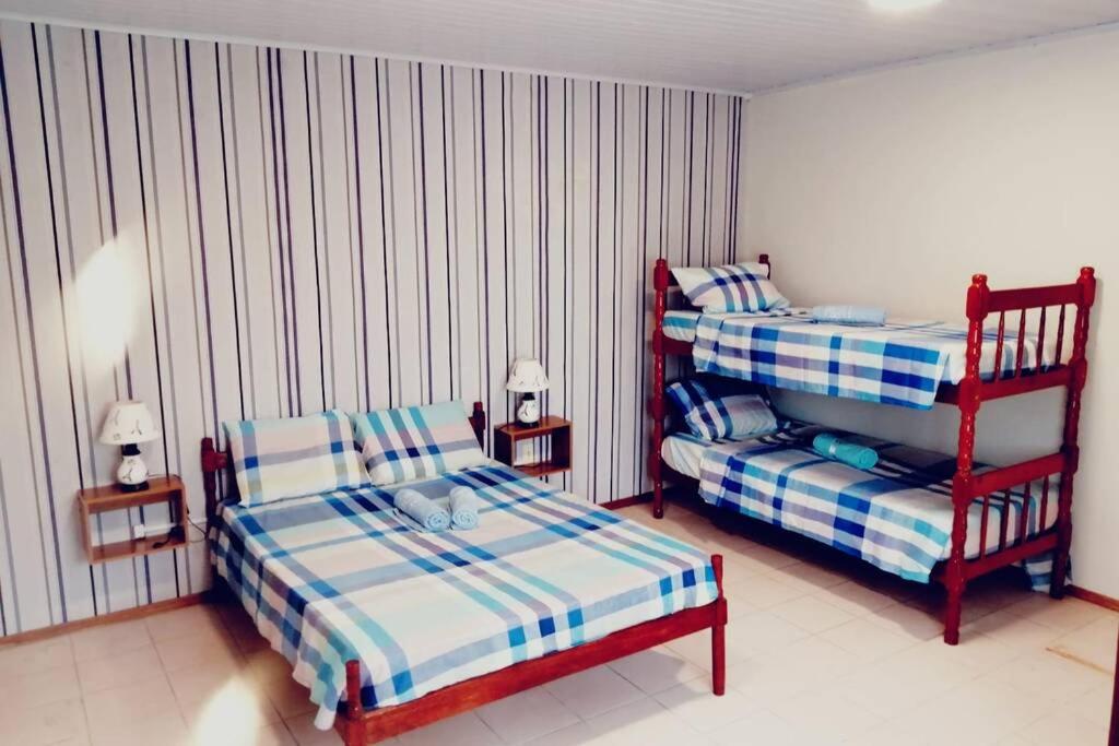 里韦拉Solar de Paz 3 - ubicado en pleno Centro的一间卧室配有两张单人床和一把椅子