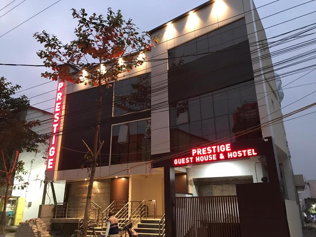 比拉斯布尔Prestige Guest House & Hostel的一座建筑,上面有读取声誉高的旅馆和音乐的标志