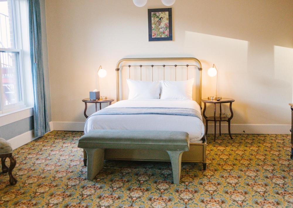 托诺帕Belvada Hotel的一间卧室配有一张床和两张带台灯的桌子。
