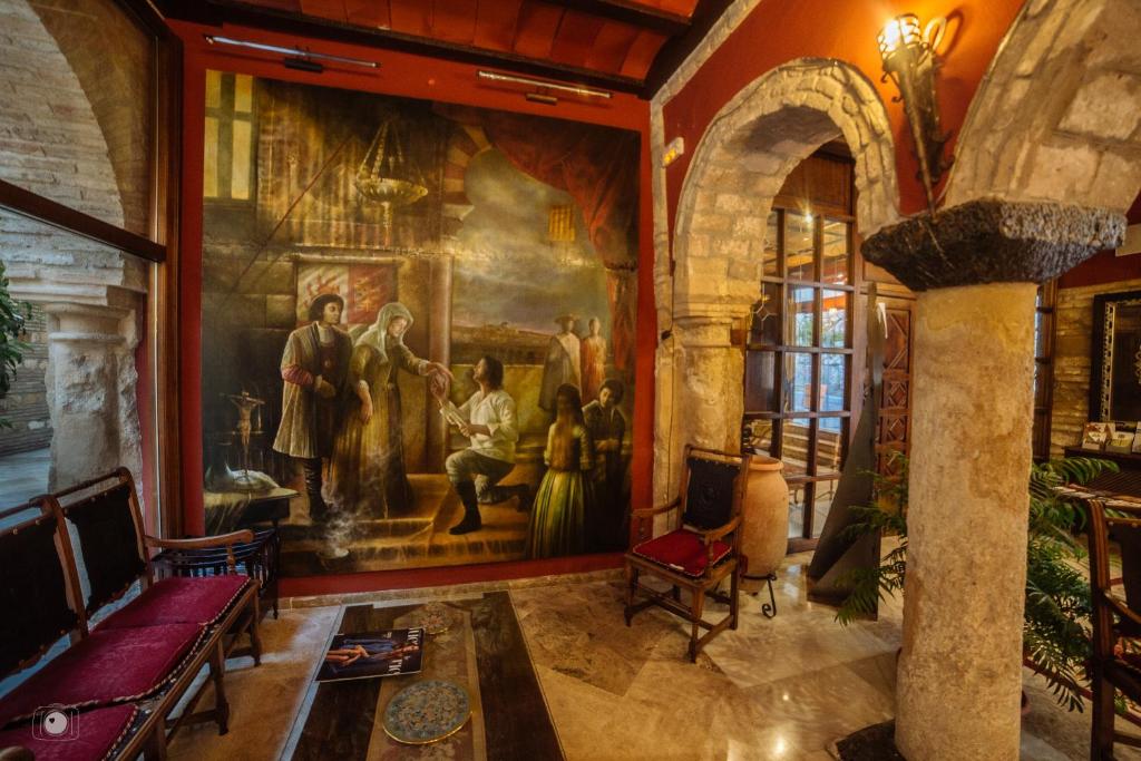 科尔多瓦Hotel Posada de Vallina by MiRa的客厅的墙上挂着一幅大画